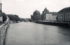 Németország, Berlin, Kelet-Berlin, kilátás a Weidendammer Brückéről a Spree folyó és a Múzeum-sziget északi csúcsán álló Bode Múzeum felé., 1957, Vaskapu utca, városkép, NDK, Fortepan #94485