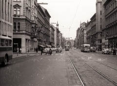 Magyarország, Budapest VIII.,Budapest VII., Rákóczi út, balra az Osvát (Miksa) utca torkolata, háttérben a Keleti pályaudvar., 1962, Vaskapu utca, forgalom, autóbusz, utcakép, életkép, villamos, buszmegálló, oldalkocsis motorkerékpár, automobil, Budapest, FSO Warszawa, Fortepan #94488