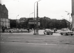 Magyarország, Budapest V., Bajcsy-Zsilinszky út - József Attila utca találkozása, szemben az Erzsébet (Engels) tér., 1964, Vaskapu utca, utcakép, életkép, lámpaoszlop, Wartburg 311/312, Opel Rekord, neon lámpa, Budapest, Fortepan #94489