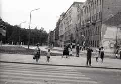 Magyarország, Budapest V., József Attila utca a Bajcsy-Zsilinszky útról nézve, balra az Erzsébet (Engels) tér., 1964, Vaskapu utca, utcakép, életkép, lámpaoszlop, ugrókötél, neon lámpa, Budapest, gyalogátkelő, Fortepan #94490