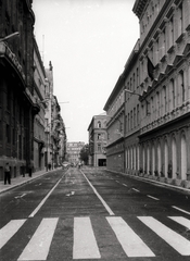 Magyarország, Budapest V., József Attila utca a Széchenyi István (Roosevelt) tér felől a Bajcsy-Zsilinszky út felé nézve., 1964, Vaskapu utca, utcakép, Budapest, gyalogátkelő, Fortepan #94493