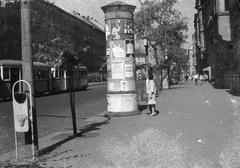 Magyarország, Budapest IX., Ferenc körút az Üllői út felé nézve., 1962, Vaskapu utca, utcakép, életkép, villamos, hirdetőoszlop, telefonfülke, szemetes, neon lámpa, Budapest, Fortepan #94495