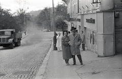 Csehország, Mariánské Lázne, ulice Masarykova az ulice Vrchlického felől az ulice Jugoslávská felé nézve., 1965, Vaskapu utca, teherautó, utcakép, kettős portré, kart karba öltve, Tatra 141, Fortepan #94498