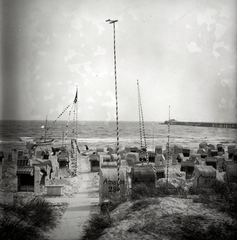 Németország, Binz, Rügen, strand., 1935, Lőrincze Judit, strand, tengerpart, szélfogó fülke, Fortepan #94515