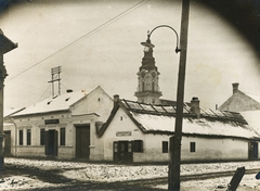 Magyarország, Kiskunfélegyháza, Szent János tér, hátul a Sarlós Boldogasszony templom., 1932, Jurányi Attila, tél, templom, nádtető, cipész, közvilágítás, Fortepan #94526