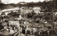 Magyarország, Városliget, Budapest XIV., Angolpark (később Vidámpark), Whip (később Kanyargó), mögötte az "Autózás a vizen" (később Autóverseny) nevű játék. Távolban a Bethesda kórház épülete látható., 1928, Jurányi Attila, játék, vidámpark, vurstli, Budapest, Fortepan #94527