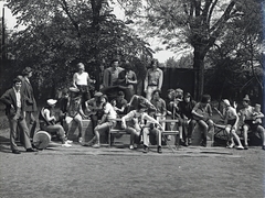 Magyarország, Dombóvár, Bajcsy-Zsilinszky utca, a Gőgös Ignác (később Illyés Gyula) Gimnázium udvara., 1974, Erky-Nagy Tibor, hangszer, zenekar, gitár, sportpálya, színielőadás, klarinét, tuba, Fortepan #94625