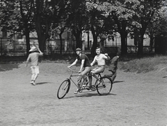 Magyarország, Dombóvár, Bajcsy-Zsilinszky utca, a Gőgös Ignác (később Illyés Gyula) Gimnázium udvara., 1974, Erky-Nagy Tibor, tandem kerékpár, Fortepan #94626