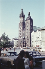 Lengyelország, Krakkó, Rynek Glówny, a város főtere, Mária-templom., 1977, Erky-Nagy Tibor, színes, Bazilika, katolikus, torony, gótika, automobil, tégla-gótika, Fortepan #94638