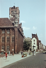 Lengyelország, Toruń, Rynek Staromiejski, balra a Régi Városháza, jobbra az ulica Szeroka., 1977, Erky-Nagy Tibor, színes, Fortepan #94646