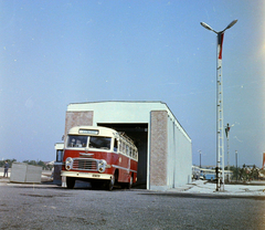 Magyarország, Eger, Mátyás király (Lenin) út 134., 4. sz. AKÖV (később Agria Volán) telephelye., 1964, UVATERV, színes, autóbusz, magyar gyártmány, Ikarus-márka, Ikarus 31/311, lámpaoszlop, Ikarus 620/630, rendszám, Fortepan #94701