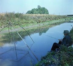 Magyarország, Bősárkány, Rábca folyó, háttérben a Hegyeshalom-Csorna vasútvonal hídja., 1967, UVATERV, kalap, színes, híd, horgászat, patak, Fortepan #94711