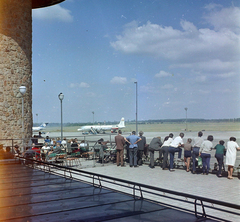 Magyarország, Ferihegyi (ma Liszt Ferenc) repülőtér, Budapest XVIII., kilátó terasz., 1968, UVATERV, színes, repülőgép, repülőtér, MALÉV légitársaság, GAZ 69, Budapest, reptéri lépcső, Fortepan #94743