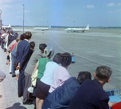 Magyarország, Ferihegyi (ma Liszt Ferenc) repülőtér, Budapest XVIII., kilátó terasz., 1968, UVATERV, színes, repülőgép, repülőtér, MALÉV légitársaság, KLM légitársaság, Iljusin IL-18, McDonnell Douglas DC-9, Budapest, Fortepan #94746