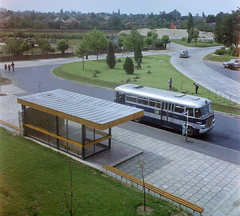 Magyarország, Ferihegyi (ma Liszt Ferenc) repülőtér, Budapest XVIII., a repülőtéri buszjárat megállója a főbejárat mellett., 1968, UVATERV, színes, autóbusz, Ikarus-márka, buszmegálló, repülőtér, Ikarus 620/630, Budapest, Fortepan #94749