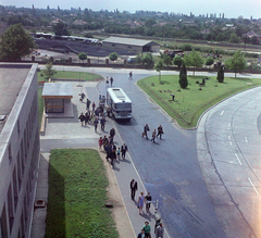 Magyarország, Ferihegyi (ma Liszt Ferenc) repülőtér, Budapest XVIII., a repülőtéri buszjárat megállója a főbejárat mellett., 1968, UVATERV, színes, autóbusz, buszmegálló, repülőtér, Ikarus 620/630, Budapest, Fortepan #94750