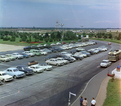 Magyarország, Ferihegyi (ma Liszt Ferenc) repülőtér, Budapest XVIII., parkoló a főbejárat előtt., 1968, UVATERV, színes, autóbusz, buszmegálló, parkoló, repülőtér, automobil, Budapest, parkoló, Fortepan #94756