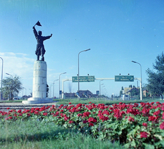 Magyarország, Budapest XI., Osztapenko szobor az M1-M7 közös szakaszánál, jobbra a Budaörsi út., 1968, UVATERV, színes, szobor, útjelző tábla, virág, Osztapenkó-ábrázolás, Budapest, Fortepan #94776