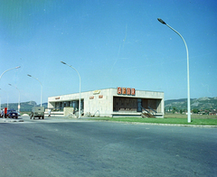 Magyarország, Budaörs, eszpresszó és benzinkút az M1-M7-es autópálya kivezető szakasza mellett., 1968, UVATERV, színes, eszpresszó, dzsip, benzinkút, GAZ 69, Fortepan #94781