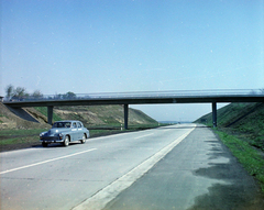 Magyarország, M7-es bal pályája, felüljáró Martonvásár közelében., 1968, UVATERV, színes, taxi, FSO Warszawa 223, felüljáró, autópálya, Fortepan #94787