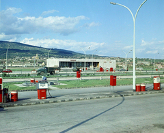 Magyarország, Budaörs, benzinkút az M1-M7-es autópálya közös szakasza mellett., 1968, UVATERV, színes, benzinkút, Fortepan #94788