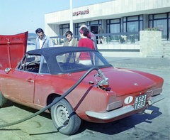 Magyarország, Budaörs, eszpresszó és benzinkút az M1-M7-es autópálya kivezető szakasza mellett., 1968, UVATERV, színes, eszpresszó, Fiat-márka, benzinkút, rendszám, tankolás, kabrió, országjelzés, Fiat 124, Fortepan #94789