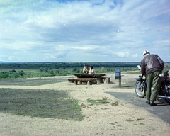 Magyarország, Kajászó, M7-es autópálya, Váli-völgyi pihenő., 1968, UVATERV, színes, motorkerékpár, pihenés, pad, szemetes, Fortepan #94792