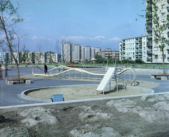 Magyarország, Budapest IX., József Attila lakótelep, Nagyjátszó a Dési Huber utca és a Csengettyű utca között., 1968, UVATERV, játszótér, színes, lakótelep, Budapest, Fortepan #94798