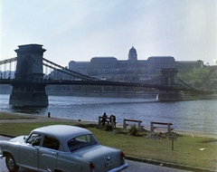 Magyarország, Budapest V., pesti alsó rakpart a Széchenyi István (Roosevelt) térnél, szemben a Széchenyi Lánchíd és a Budavári Palota (korábban Királyi Palota)., 1970, UVATERV, színes, pad, GAZ M21 Volga, Budapest, függőhíd, William Tierney Clark-terv, Fortepan #94846