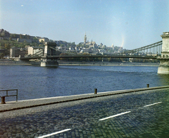 Magyarország, Budapest V., pesti alsó rakpart az Eötvös térnél, szemben a Széchenyi Lánchíd, háttérben a Mátyás-templom és a Halászbástya., 1970, UVATERV, színes, Budapest, függőhíd, William Tierney Clark-terv, Fortepan #94847