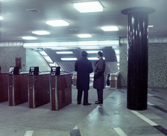 Magyarország, Budapest VIII., Blaha Lujza tér, a metró utascsarnoka az állomáshoz vezető mozgólépcsővel., 1970, UVATERV, színes, mozgólépcső, metróállomás, Budapest, Fortepan #94875