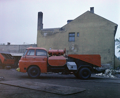 Magyarország, Budapest XIV., Jerney utca 56., a Volántourist Vállalat telephelye., 1970, UVATERV, színes, magyar gyártmány, teherautó, Csepel-márka, Budapest, Csepel D-710, Fortepan #94887