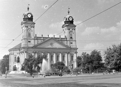 Hungary, Debrecen, Nagytemplom., 1965, Fortepan, church, fountain, sculpture, Classicism, tram stop, pediment, Lajos Kossuth-portrayal, sculptural group, Károly Rabl-design, Mihály Péchy-design, Fortepan #949