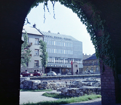 Magyarország, Székesfehérvár, Koronázó (Szabadság) tér, Romkert, jobbra a háttérben a Táncsics Mihály utca., 1970, UVATERV, színes, Állami Biztosító, Fortepan #94907