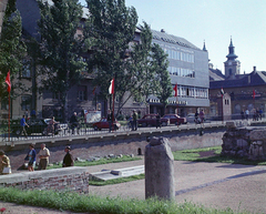 Magyarország, Székesfehérvár, Koronázó (Szabadság) tér, Romkert, jobbra a háttérben a Táncsics Mihály utca., 1970, UVATERV, színes, zászló, rom, Állami Biztosító, Fortepan #94911