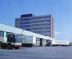 Magyarország, Budapest XVII., Cinkotai út 34., a HUNGAROCAMION telephelye., 1971, UVATERV, színes, Volvo-márka, Budapest, kamion, Hungarocamion-szervezet, Volvo F88, Fortepan #94920