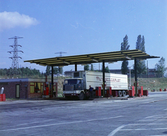 Magyarország, Budapest XVII., Cinkotai út 34., a HUNGAROCAMION telephelye., 1971, UVATERV, színes, Volvo-márka, benzinkút, Budapest, kamion, Hungarocamion-szervezet, Fortepan #94923