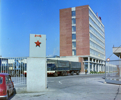 Magyarország, Budapest XVII., Cinkotai út 34., a HUNGAROCAMION telephelye., 1971, UVATERV, színes, Volvo-márka, vörös csillag, BMC Mini, Budapest, Hungarocamion-szervezet, Fortepan #94926