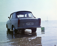 Magyarország,Balaton, Trabant 601 típusú személygépkocsi., 1971, UVATERV, színes, Trabant-márka, vödör, Trabant 601, rendszám, autómosás, Fortepan #94935