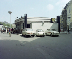 Magyarország, Budapest V., Deák Ferenc tér, a metróállomás csarnoka., 1973, UVATERV, Fiat-márka, Fiat 500, Budapest, rendszám, Wartburg 353, Trabant 600, Fortepan #94986