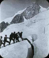 Franciaország,Olaszország, Mont Blanc, a Dome du Gouter-ről leszakadt glecserszakasz. Hegymászó mentése a jégen keletkezett repedésből., 1910, Magyar Földrajzi Múzeum / Diagyűjtemény, szikla, hegymászás, Fortepan #95007