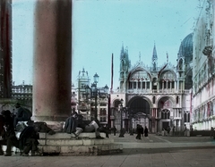 Olaszország, Velence, Szent Márk tér, a gránitoszloptól jobbra az óratorony, a székesegyház és a Dózse-palota., 1910, Magyar Földrajzi Múzeum / Diagyűjtemény, reneszánsz, őrtorony, székesegyház, színezett kép, Jacopo Sansovino-terv, Mauro Codussi-terv, Fortepan #95013