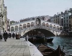 Olaszország, Velence, Riva del Vin, szemben a Rialto híd., 1910, Magyar Földrajzi Múzeum / Diagyűjtemény, kőhíd, színezett kép, ívhíd, Antonio da Ponte-terv, Fortepan #95014