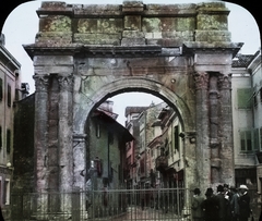 Croatia, Pula, Sergius diadalív (Aranykapu) az óvárosba vezető utcánál., 1908, Magyar Földrajzi Múzeum / Diagyűjtemény, ancient culture, triumphal arch, Austro-Hungarian Empire, Fortepan #95037