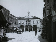 Horvátország, Póla, Római fórum, szemben a városháza épülete., 1910, Magyar Földrajzi Múzeum / Diagyűjtemény, óra, harang, zsalugáter, Osztrák-Magyar Monarchia, nemzeti jelkép, Fortepan #95040