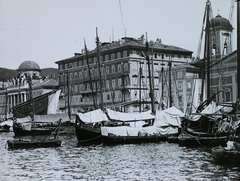 Olaszország, Trieszt, kikötő, balra a Palazzo Carciotti, jobb szélen a Chiesa di San Niccolò dei Greci., 1910, Magyar Földrajzi Múzeum / Diagyűjtemény, vitorláshajó, kikötő, Osztrák-Magyar Monarchia, Fortepan #95043