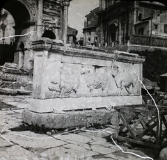 Italy, Rome, Forum Romanum, előtérben az egyik Traianus dombormű (később a szomszédos Curia Julia-ba került), háttérben Septimius Severus diadalíve., 1906, Magyar Földrajzi Múzeum / Diagyűjtemény, ancient culture, Fortepan #95051