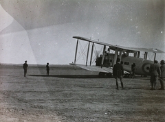 Irak, Kirkuk, a brit Királyi Légierő egy repülőgépe., 1925, Magyar Földrajzi Múzeum / Diagyűjtemény, repülőgép, Vickers-Armstrongs-márka, biplán, Vickers Victoria, Fortepan #95077