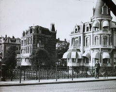 Hollandia, Amszterdam, a Weteringschans utca villái a Museumbrugról nézve., 1935, Magyar Földrajzi Múzeum / Diagyűjtemény, híd, folyó, utcakép, kutyasétáltatás, Fortepan #95081