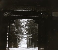 Japán, Nikkó, Tósógú szentély, Torii a főkapuból nézve., 1922, Magyar Földrajzi Múzeum / Diagyűjtemény, pagoda, Fortepan #95100